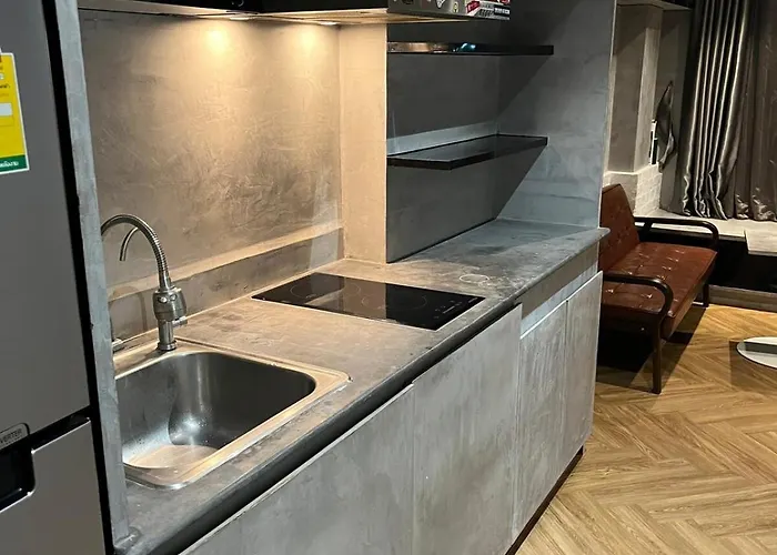 Spaceous On Sukhumvit Apartment *